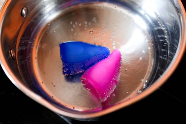 Adet bardağı sıcak suda. İlk kullanımdan önce kaynat