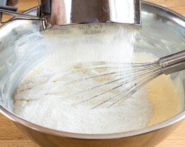 Un kaseye düşer. Malzemeyi hamura ekle..