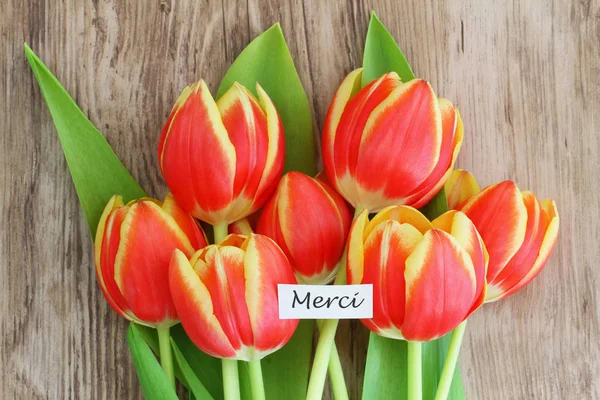 Cartão Merci Que Significa Obrigado Francês Com Tulipas Vermelhas Amarelas — Fotografia de Stock