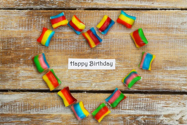 Feliz Cartão Aniversário Com Coração Feito Doces Coloridos Superfície Madeira — Fotografia de Stock