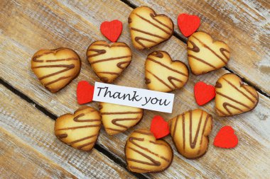 Kalp şeklinde kurabiye ile teşekkür kartı