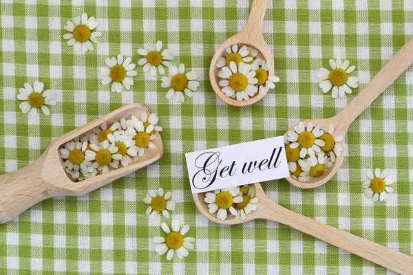 Goed Kaart Met Kamille Bloemen Krijgen Houten Lepels — Stockfoto