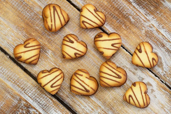 Herzförmige Kekse Über Rustikale Holzoberfläche Verstreut — Stockfoto