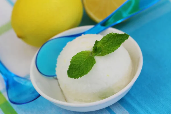 Zitronensorbet Garniert Mit Minzblättern — Stockfoto