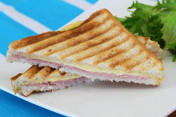 Toast Mit Käse Und Schinken Nahaufnahme — Stockfoto