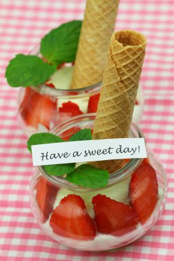 Çilekli kremalı tatlıyla güzel bir gün geçir.