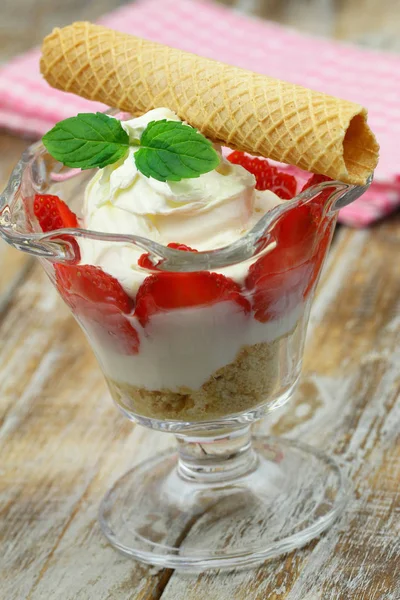 Eisbecher Dessert Mit Erdbeeren Und Schlagsahne — Stockfoto