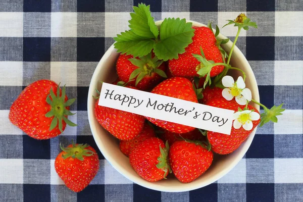 Glücklicher Muttertag Mit Einer Schüssel Erdbeeren — Stockfoto