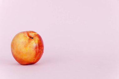 Şeftali pembe adam üzerinde