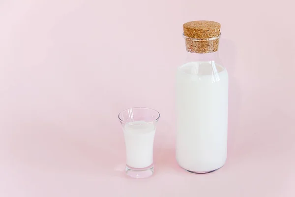 Leche Botella Sobre Fondo Rosa —  Fotos de Stock