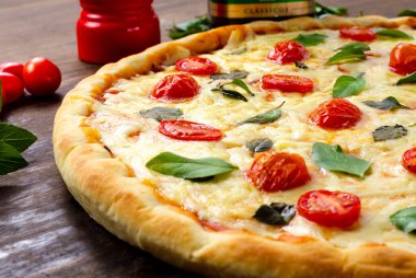 Sosyal medya ve pizza kompozisyonu