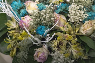 Solmuş çiçekler kapatın. Buket pembe gül ve turkuaz krizantem.