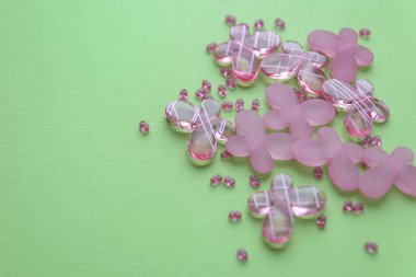 Oval boncuk ve kelebek boncuk gren arka plan üzerinde. Arka plan olarak, kartları kullanın. El sanatları ve hobi aksesuarları