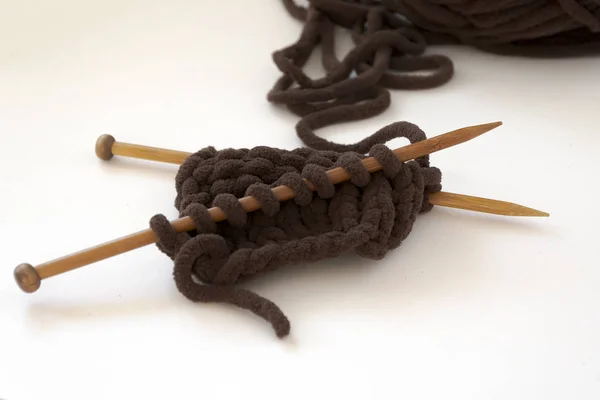 Wooden Knitting Needles Knitting Thick Brown Yarn Close Use Demonstration — Stock Photo, Image