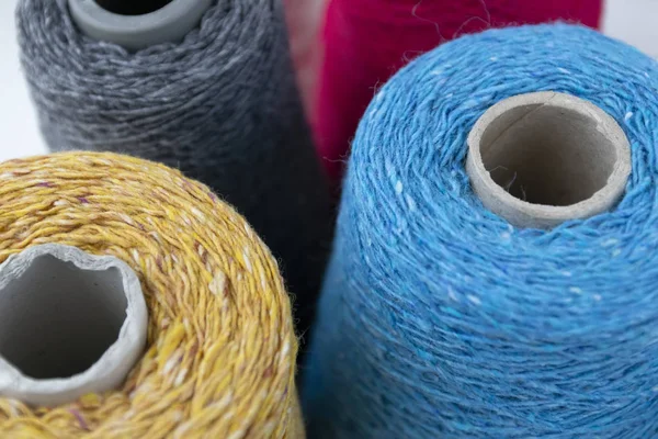Barbatanas multicoloridas de fios de lã para tricô manual e de máquina — Fotografia de Stock