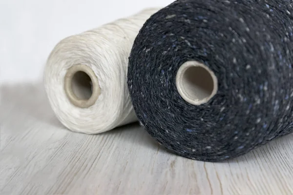 Bobinas monocromáticas a cores de fios de lã para tricô manual e de máquina sobre um fundo de cor clara — Fotografia de Stock