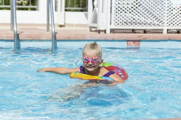 Bir lastik halka ve yüzme için komik gözlük ile bir açık yüzme Lovely kız — Stok fotoğraf