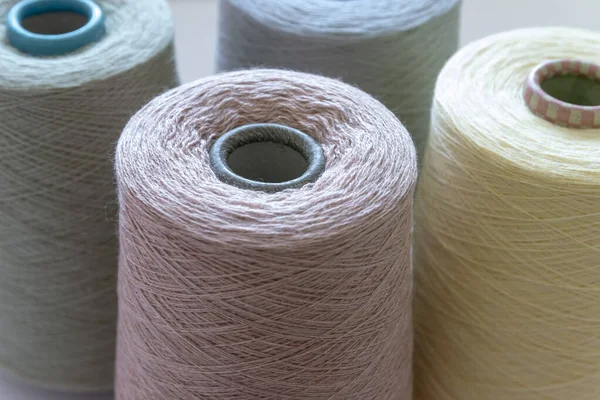 Pastel bolhas de cor de fios de lã para mão e máquina de tricô close-up — Fotografia de Stock