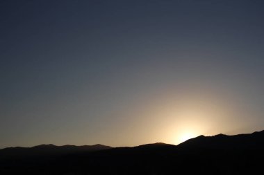Gün batımında dağ silueti