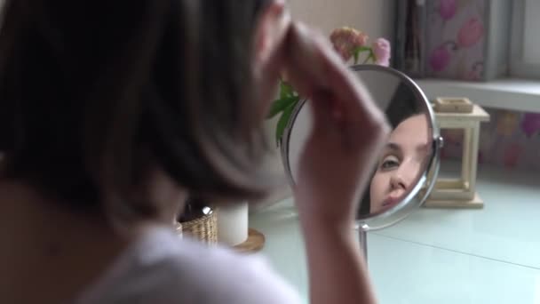 Mooi Meisje Voor Een Spiegel Met Een Wattenschijfje Smeert Stichting — Stockvideo