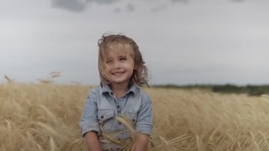 Kız tarladaki buğdayı değerlendiriyor.