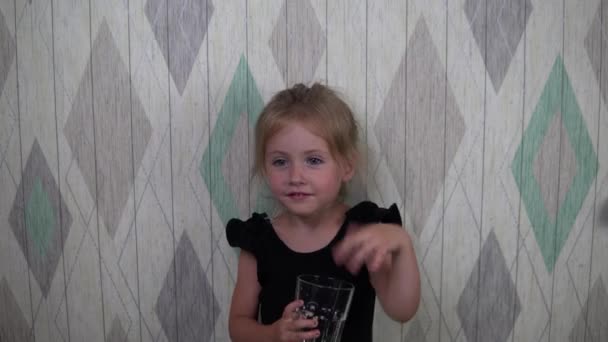 Kislány fekete ruhában ivóvíz.. — Stock videók