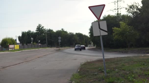 Les voitures circulent le long de la route principale. Panneaux de signalisation — Video