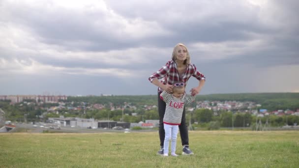 Mujer Aire Libre Rodeando Las Manos Niño — Vídeos de Stock