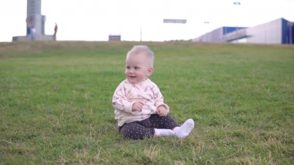 Dziecko Zewnątrz Czołgające Się Trawniku — Wideo stockowe