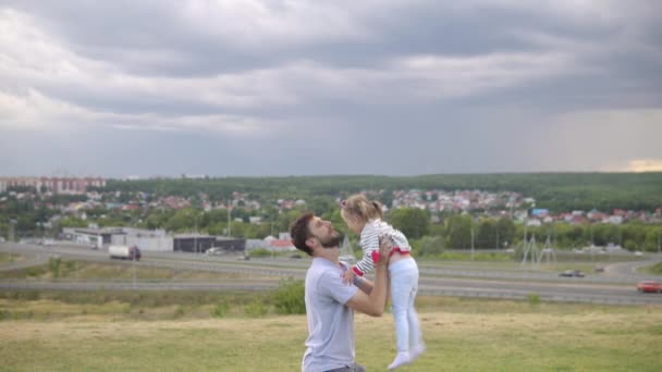 野外の男が子供を嘔吐させる 屋外の父と娘 — ストック動画