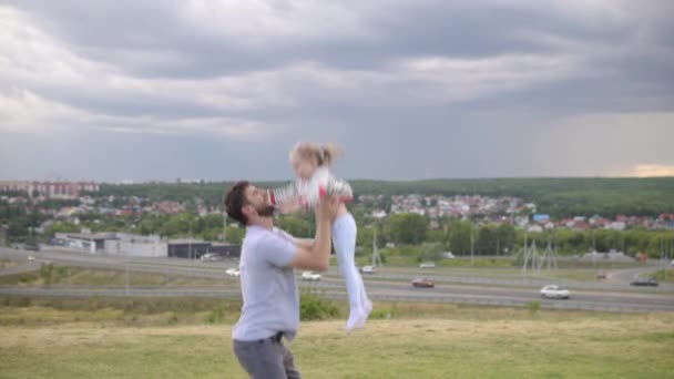Een Man Open Lucht Braakt Een Kind Uit Papa Dochter — Stockvideo