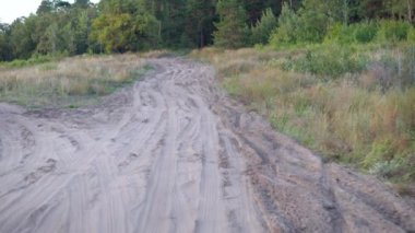 Ormana doğru toprak bir yola tırmanıyorum.
