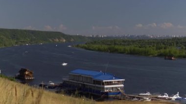 Güzel nehir manzarası. Nehirdeki tekne rıhtımı