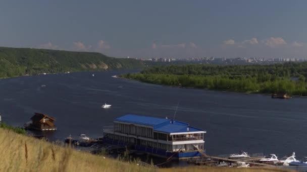 Piękny Krajobraz Rzeki Przystań Rzece — Wideo stockowe