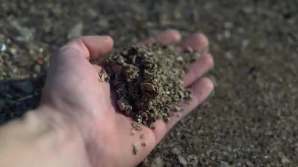 Ellerinde Bir Avuç Dolusu Küçük Taş Var Suyun Götürdüğü — Stok video