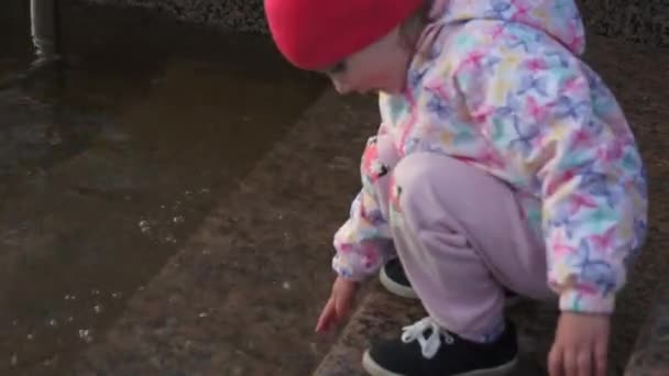 小女孩在河里给她的手浇水 — 图库视频影像