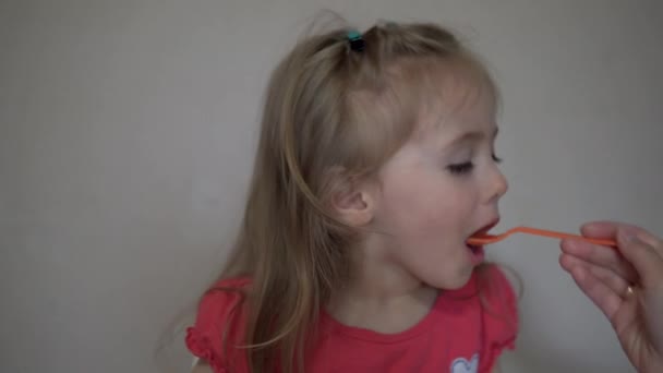 Niña Fue Alimentada Con Comida Para Bebés Gustó — Vídeos de Stock