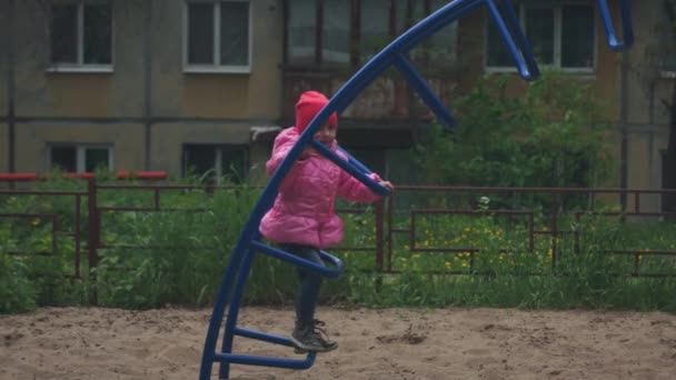 Uma Menina Rússia Parque Infantil Menina Sobe Escadas Arco — Vídeo de Stock