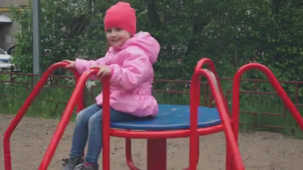 Una Chica Sienta Medio Carrusel Gira Parque Infantil Ruso — Vídeo de stock