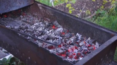 Kızgın kömürleri ızgara için ısıtır..