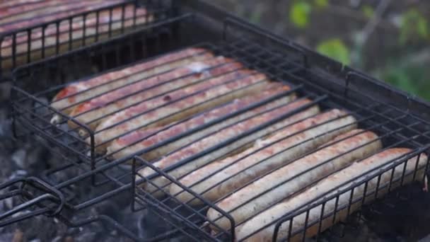 Vänder Grillen Med Grillad Korv Läckra Korvar Ett Naturligt Skal — Stockvideo