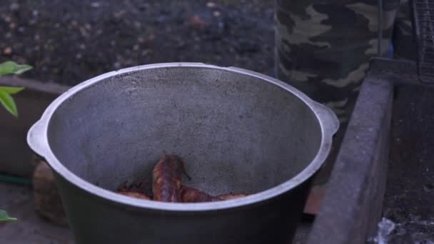 Homem Põe Salsichas Fritas Numa Panela Enchidos Casca Natural Para — Vídeo de Stock