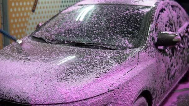 Lavado Autos Coche Cubierto Espuma Rosa — Vídeos de Stock