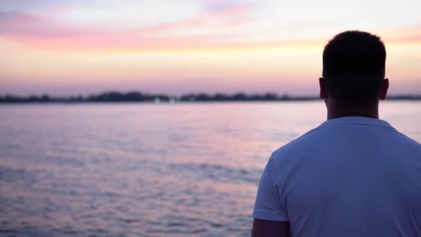 Man Står Stranden Regionen Och Tittar Vattenhorisonten Vacker Solnedgång Himmel — Stockvideo