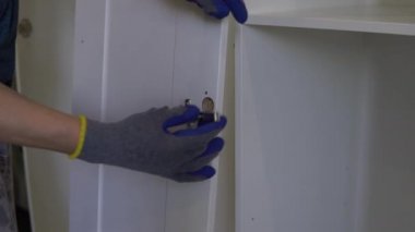 Kapı menteşesini dolap kapısına yerleştirir.