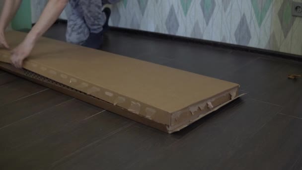 Hombre Abre Una Nueva Caja Con Accesorios Para Montar Armario — Vídeos de Stock