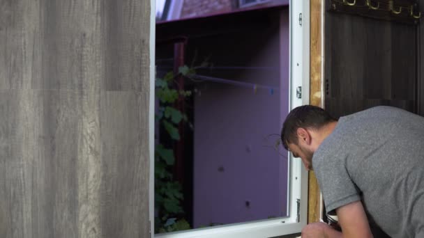 Hombre Sella Ventana Con Espuma Construcción Instalación Ventana Usted Mismo — Vídeos de Stock