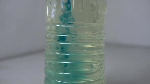 Kék Olaj Keverése Benzinnel Átlátszó Műanyag Palackban — Stock videók