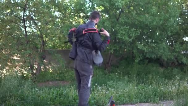 Homem Cortador Grama Usa Equipamento Corte — Vídeo de Stock