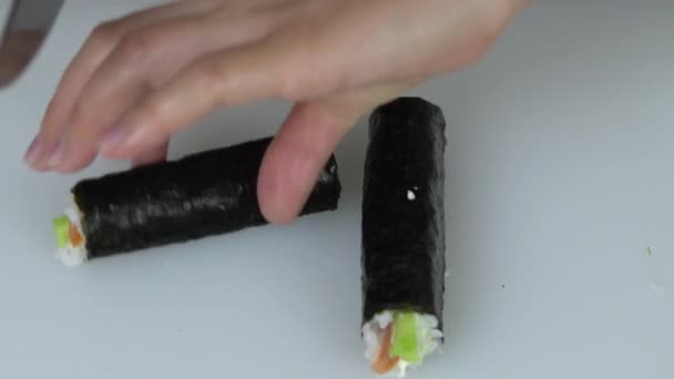 Trancher Rouleau Sushi Cuit Plusieurs Morceaux — Video